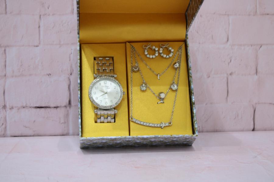 RELOJ ESTUCHE Y OTRO